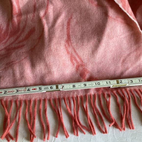 Lambswool Made in Scotland Falling Feather fringed  soft color peach 72 in x 14 - Picture 3 of 7